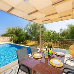 Villa Pinelopi *
